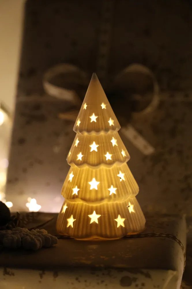 Árvore de Natal com Janelas em Forma de Estrela e Vela LED